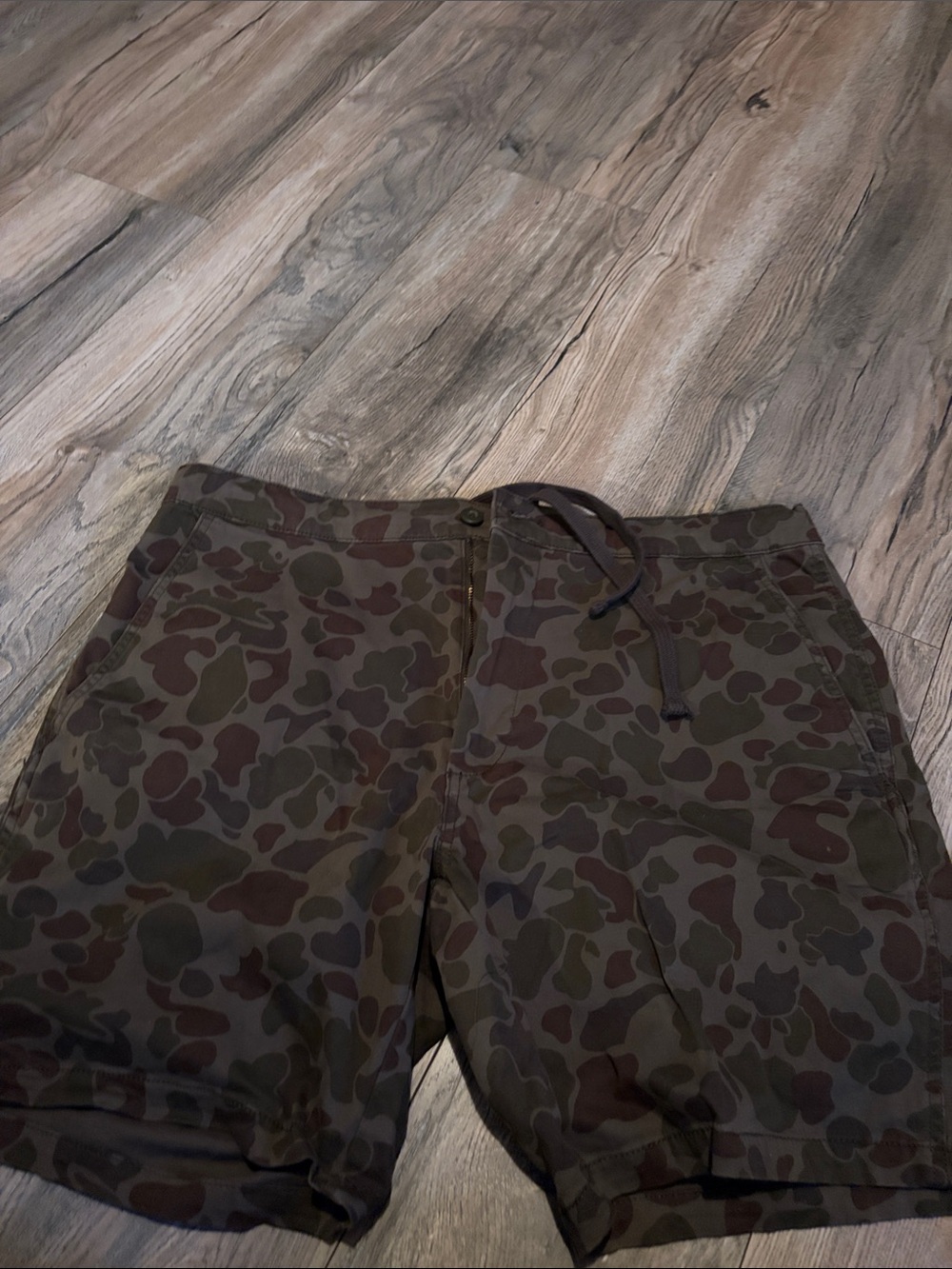 Men's Camo Drawstring and button Shorts - Olive/Brown. Stretch waist band